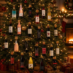 Ornements 2D bouteilles de vin suspendus dans un sapin de Noël décoré