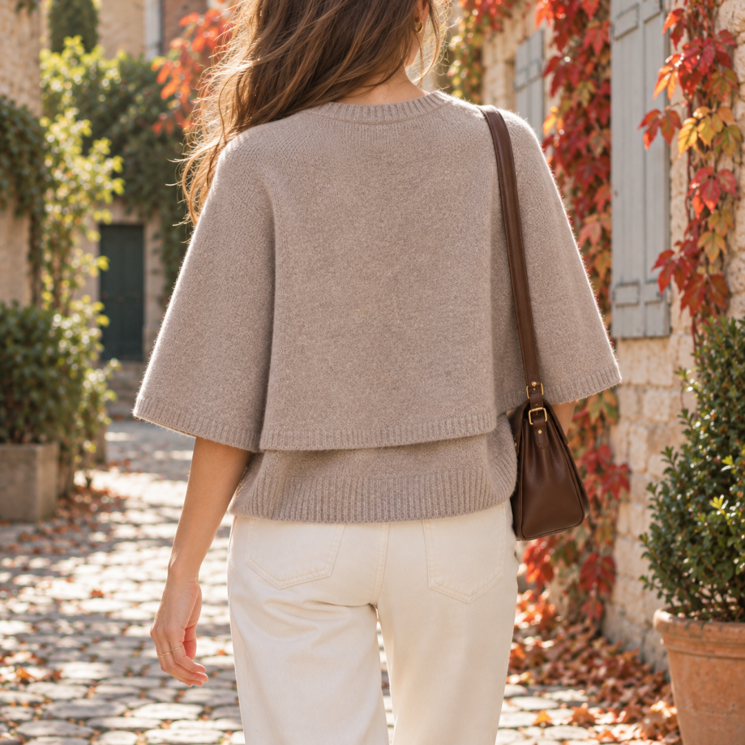 Dos du cardigan cape beige en maille avec bords côtelés à la taille