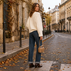 Dos du cardigan femme blanc, épaules descendues et tombé souple sur pantalon droit