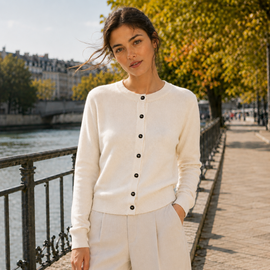 Cardigan femme beige à col rond et boutons foncés, porté avec pantalon fluide