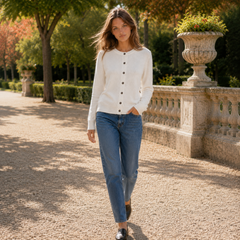 Silhouette entière avec cardigan blanc boutonné, pantalon droit et mocassins noirs