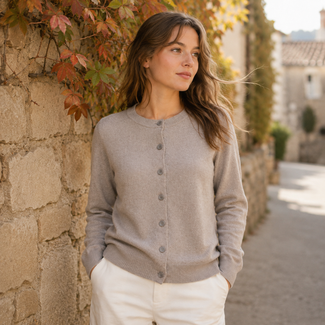 Cardigan femme taupe boutonné sur le devant avec col rond et manches longues