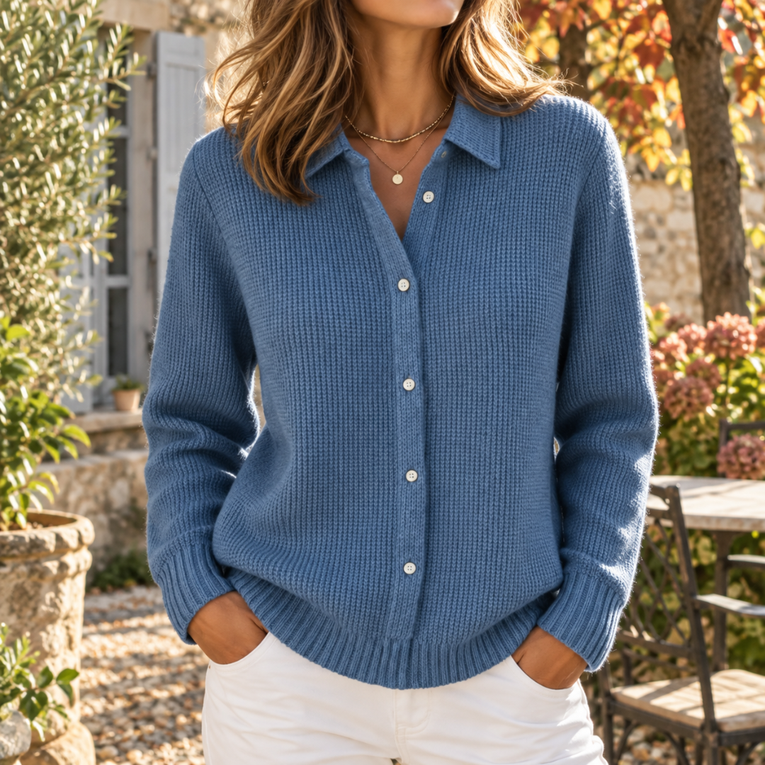 Cardigan femme bleu brume en maille avec col chemise et patte boutonnée