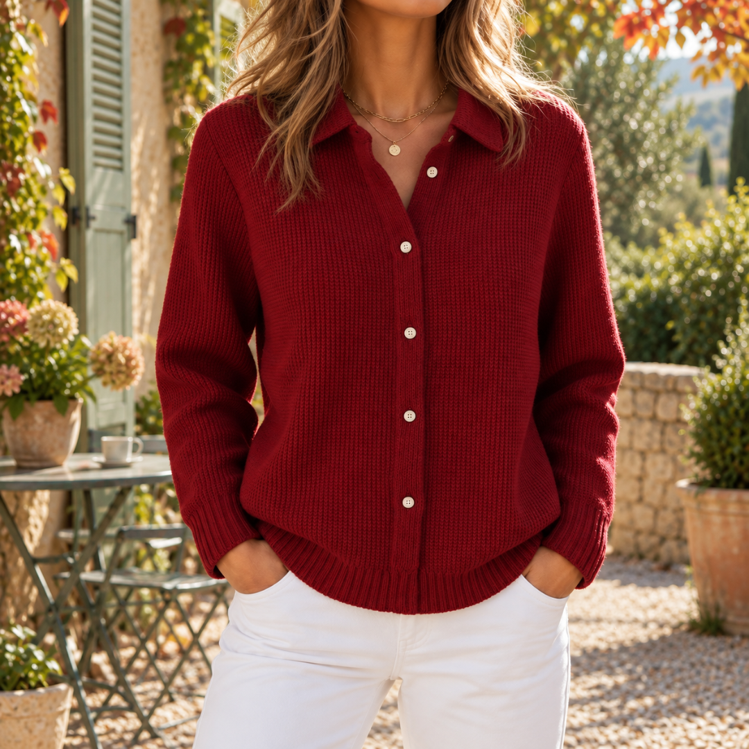 Cardigan femme rouge en maille à col chemise et boutons clairs sur le devant