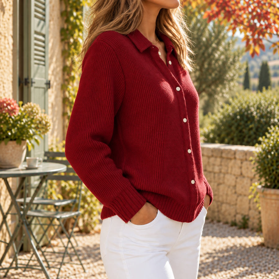 Vue de profil du cardigan rouge en maille, manches longues et poignets côtelés