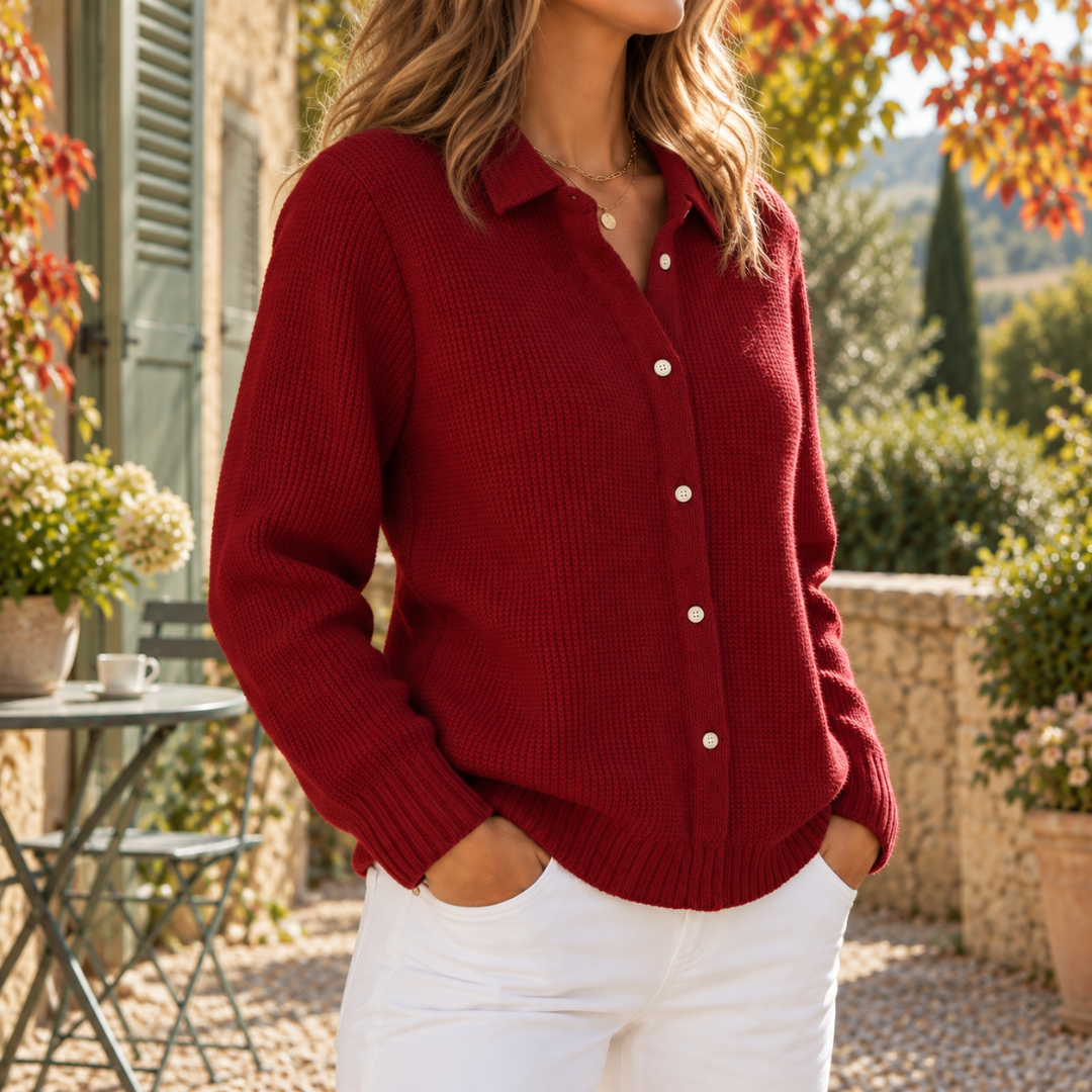 Cardigan rouge à patte boutonnée et ourlet arrondi porté avec un pantalon blanc