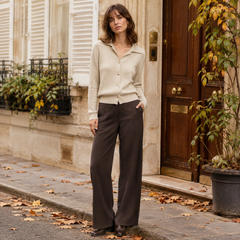 Cardigan beige chiné à col polo et boutonnage doré, silhouette ajustée dans une rue parisienne