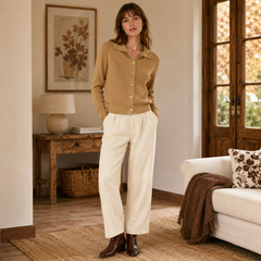 Cardigan camel en maille côtelée, cinq boutons dorés alignés sur le devant