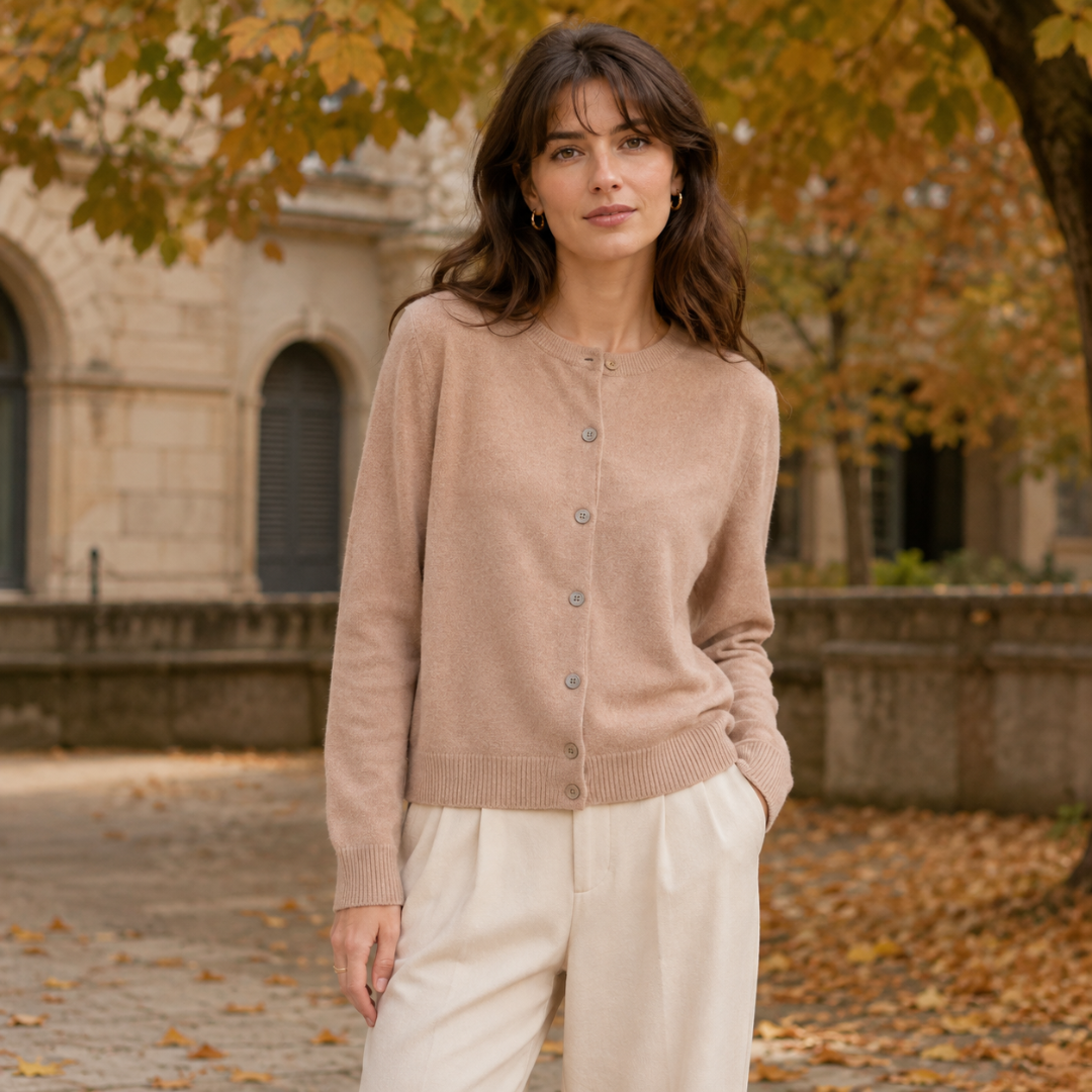 Cardigan camel à maille douce, boutons clairs et bas côtelé, ambiance automnale