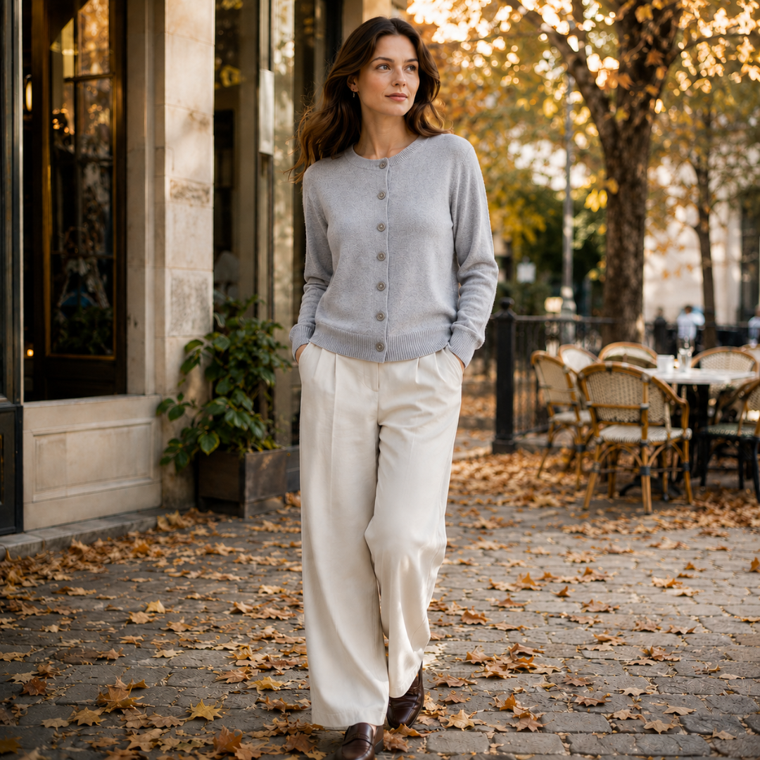 Cardigan femme gris clair à col rond, silhouette droite sur pantalon fluide clair