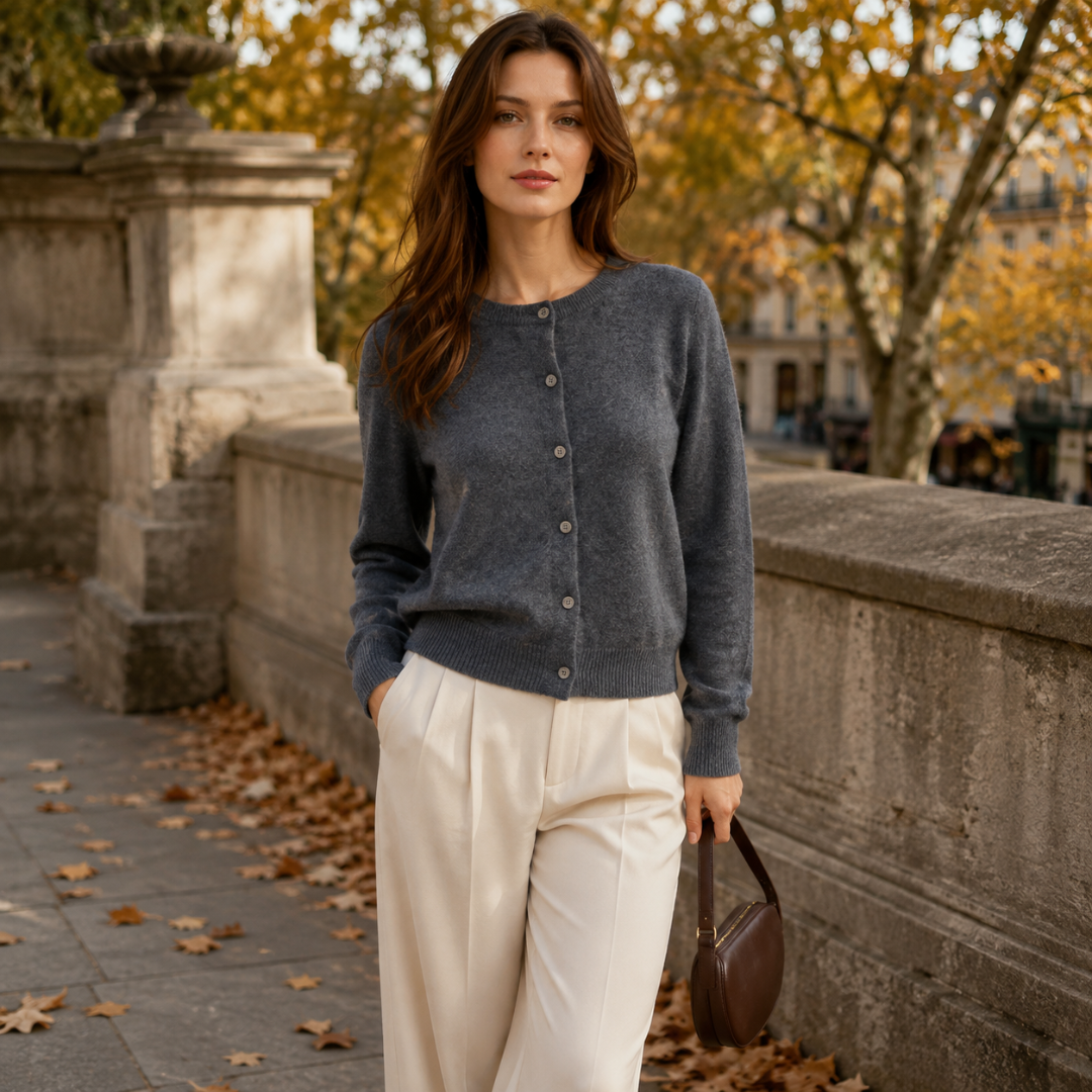 Cardigan gris foncé à maille légèrement duveteuse, boutonnage complet et poignets côtelés