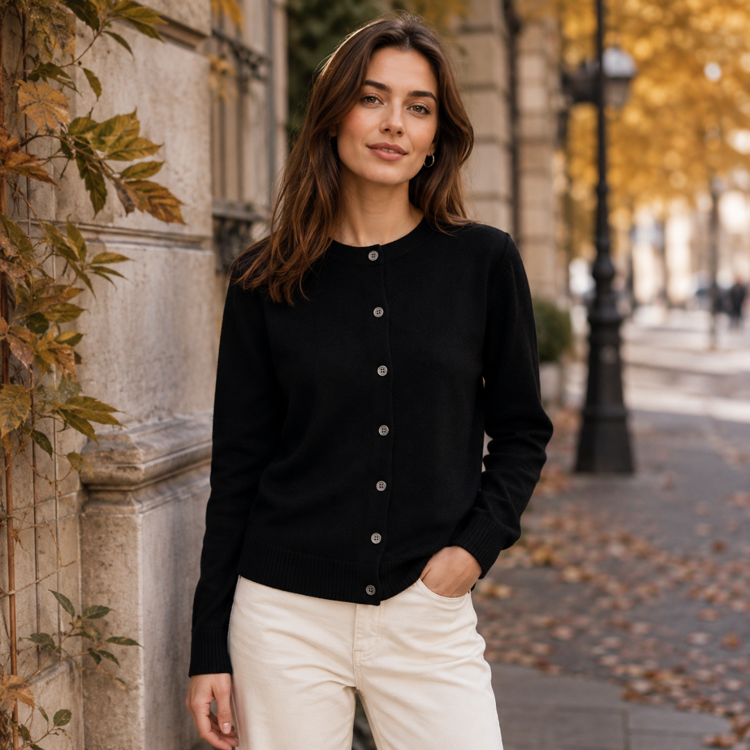 Cardigan femme noir à col rond et boutons clairs, maille souple et nette