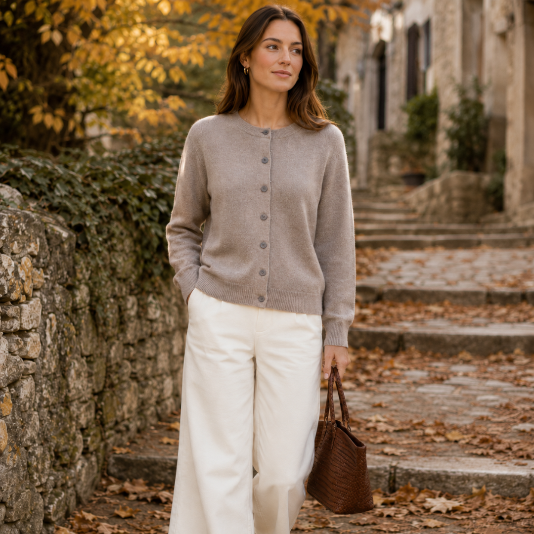 Cardigan femme taupe boutonné porté avec un pantalon large clair et un sac tressé