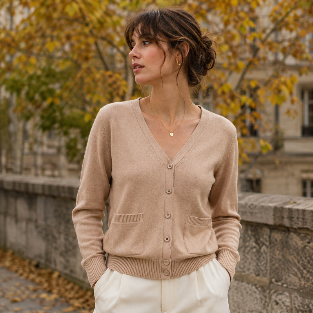 Cardigan beige à col V, boutons ton sur ton et poches côtelées