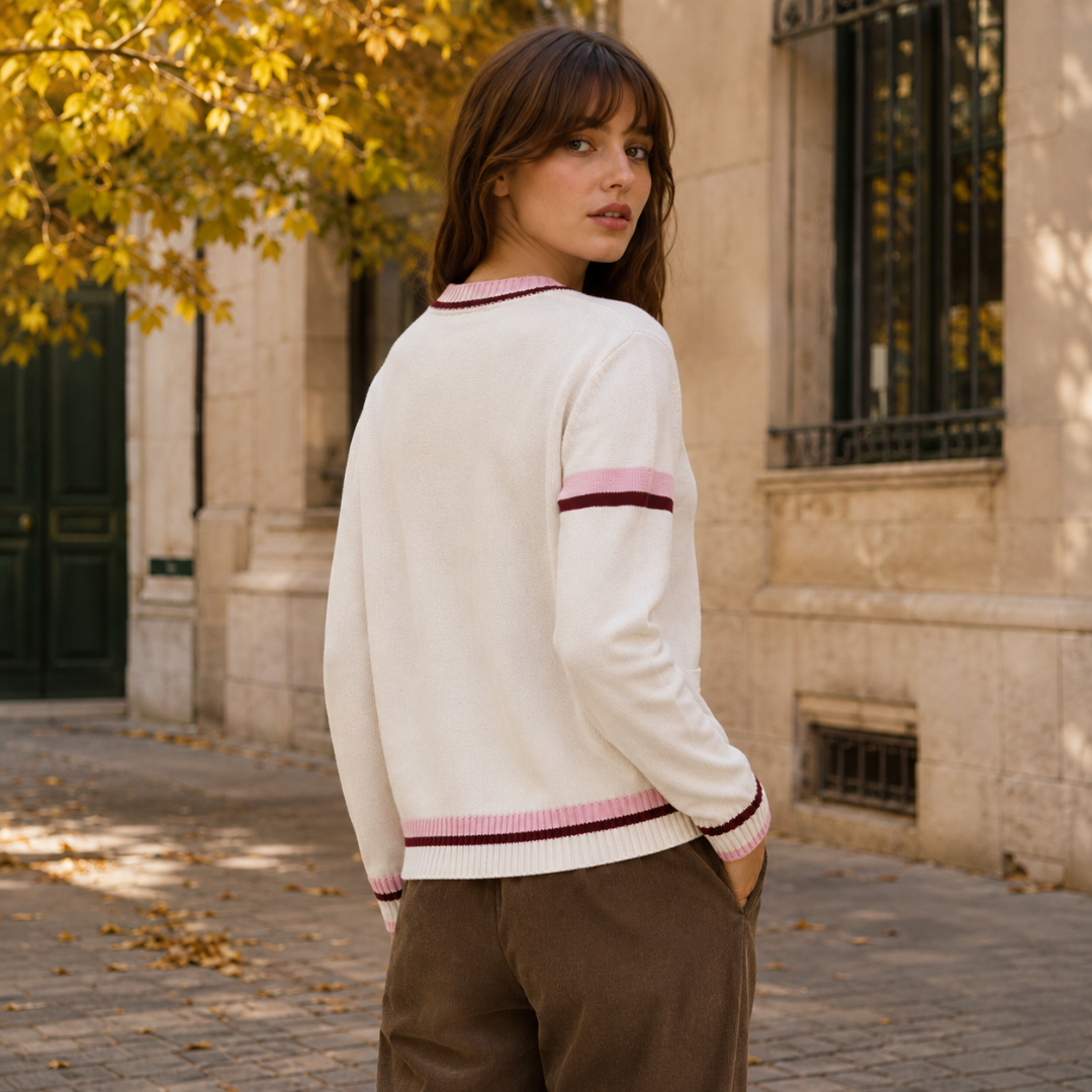Dos du cardigan blanc rose avec rayures contrastées sur les manches et l'ourlet