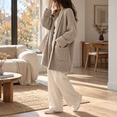 Cardigan gris kaki de profil, une main glissée dans la poche plaquée