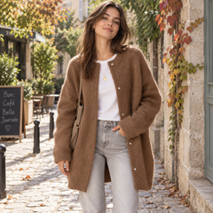 Cardigan femme long marron à col rond, boutonnage devant et poches latérales