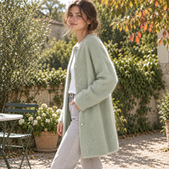 Cardigan long vert porté de profil, manches longues et boutonnage devant visible