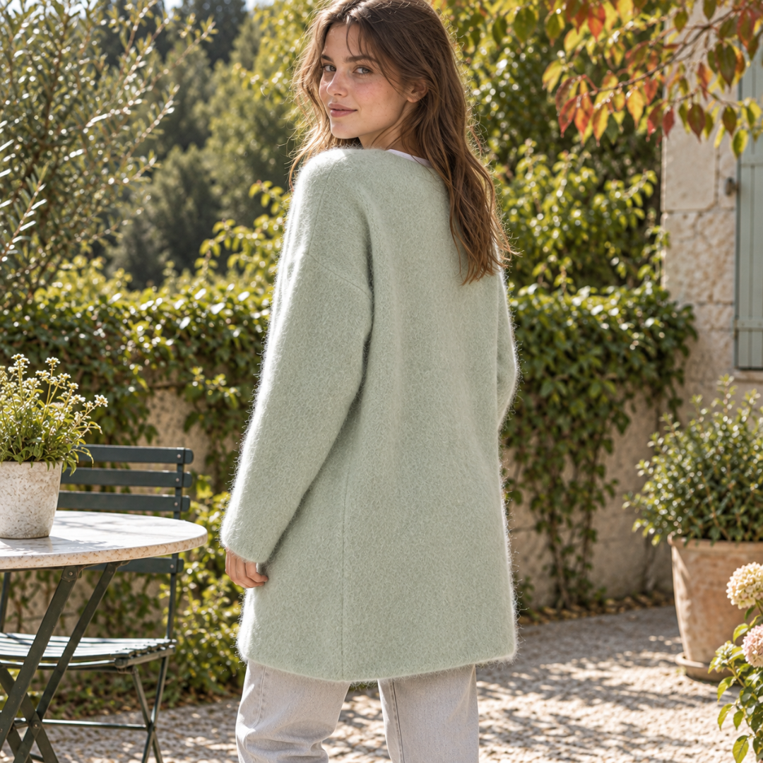Vue de dos du cardigan femme vert, maille duveteuse et ligne droite allongée