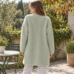 Dos du cardigan long vert clair, épaules tombantes et manches longues en maille duveteuse