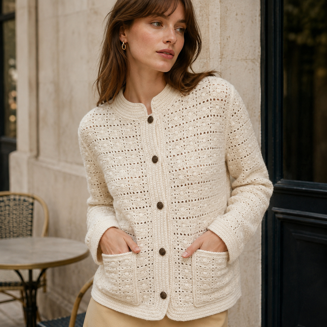 Gros plan du cardigan beige, motif ajouré en relief et boutons contrastants