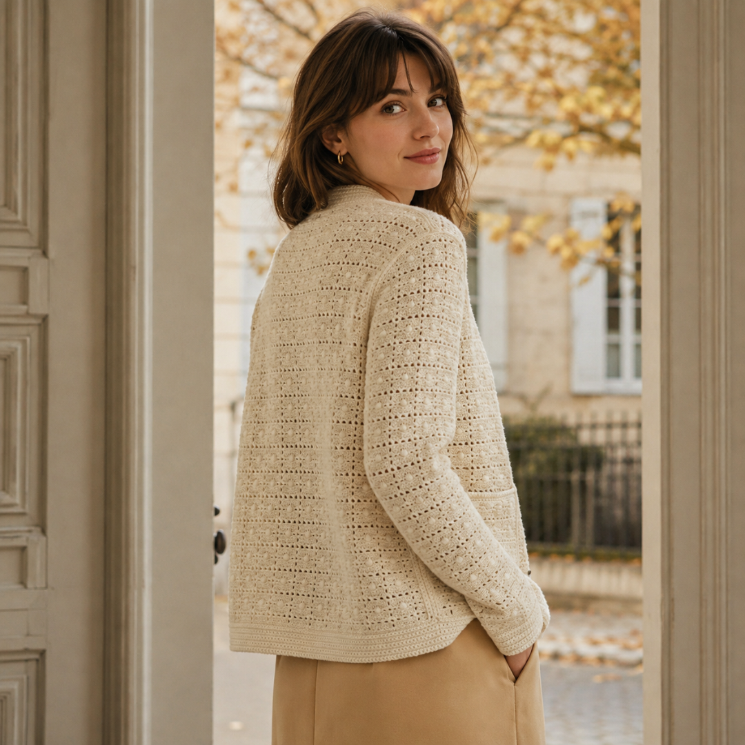 Cardigan beige vu de dos, texture ajourée et finition côtelée des poignets