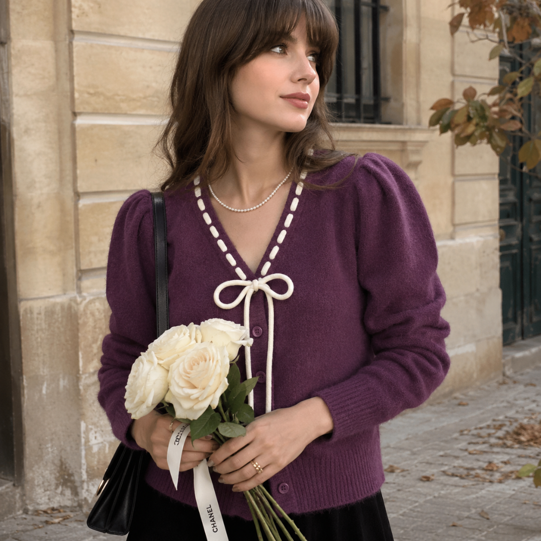 Cardigan violet à col V avec nœud crème noué sur le devant