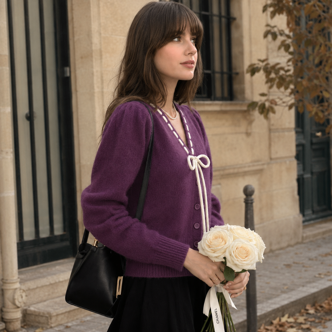 Vue de trois quarts du cardigan violet avec boutons ton sur ton