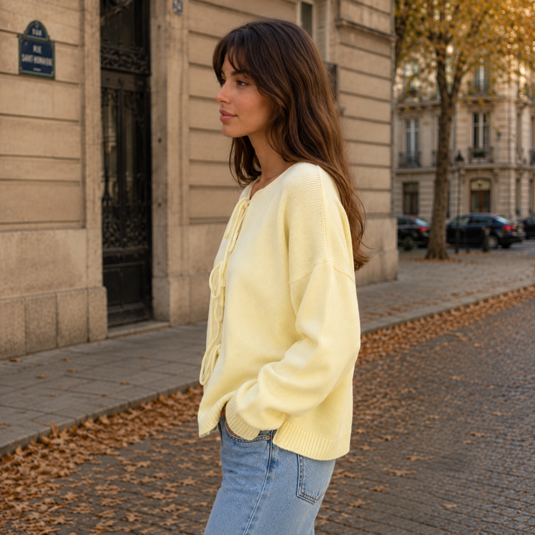 Vue de profil du cardigan jaune, manches longues et bas côtelé