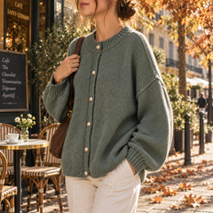 Cardigan femme vert à épaules tombantes et rangée de boutons dorés devant