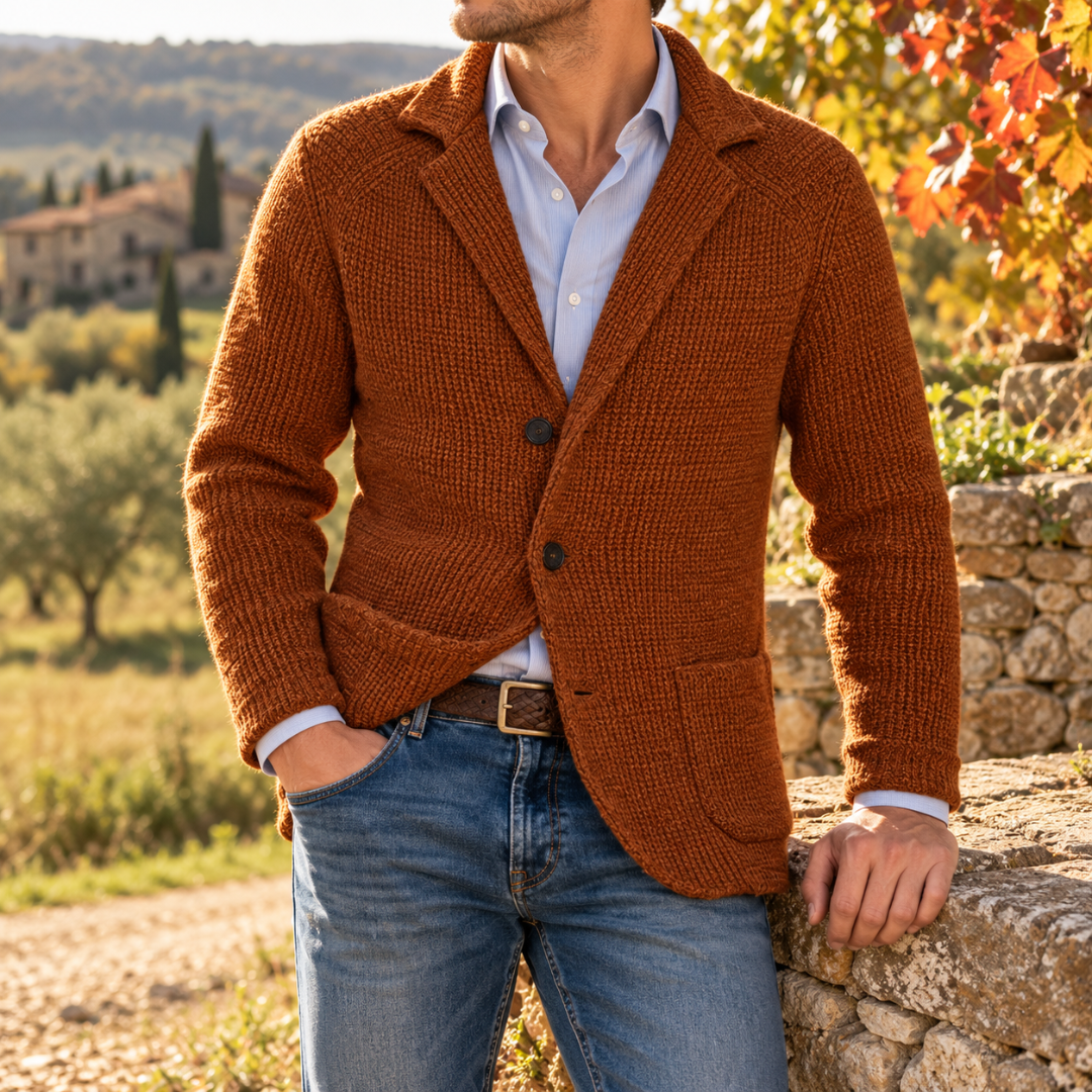 Cardigan homme marron à revers crantés, boutonnage deux boutons et poches basses