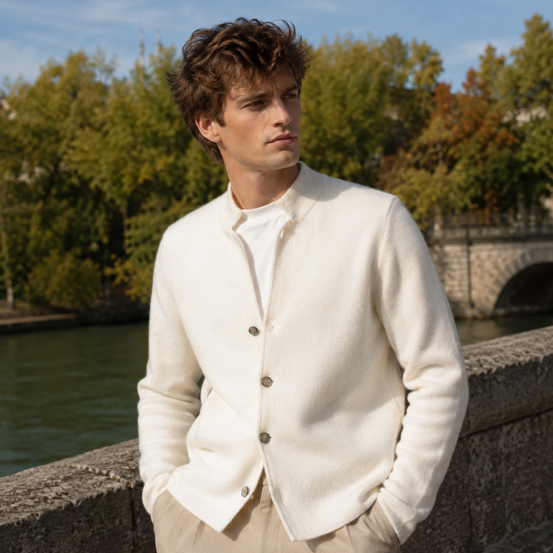 Cardigan homme beige à col montant et boutons gris foncé, vue rapprochée
