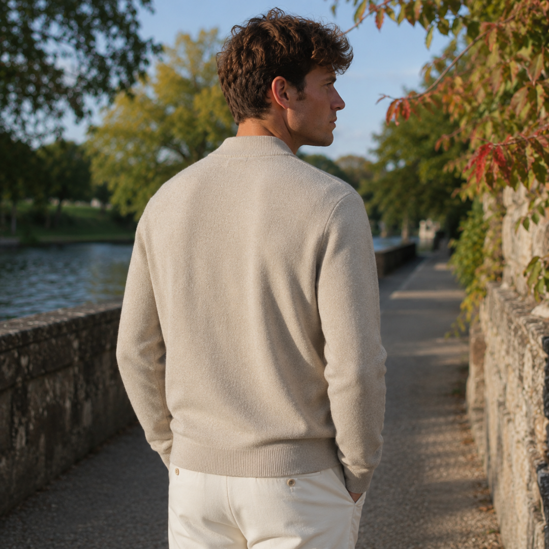 Dos d'un cardigan homme kaki en maille unie avec bas et poignets côtelés