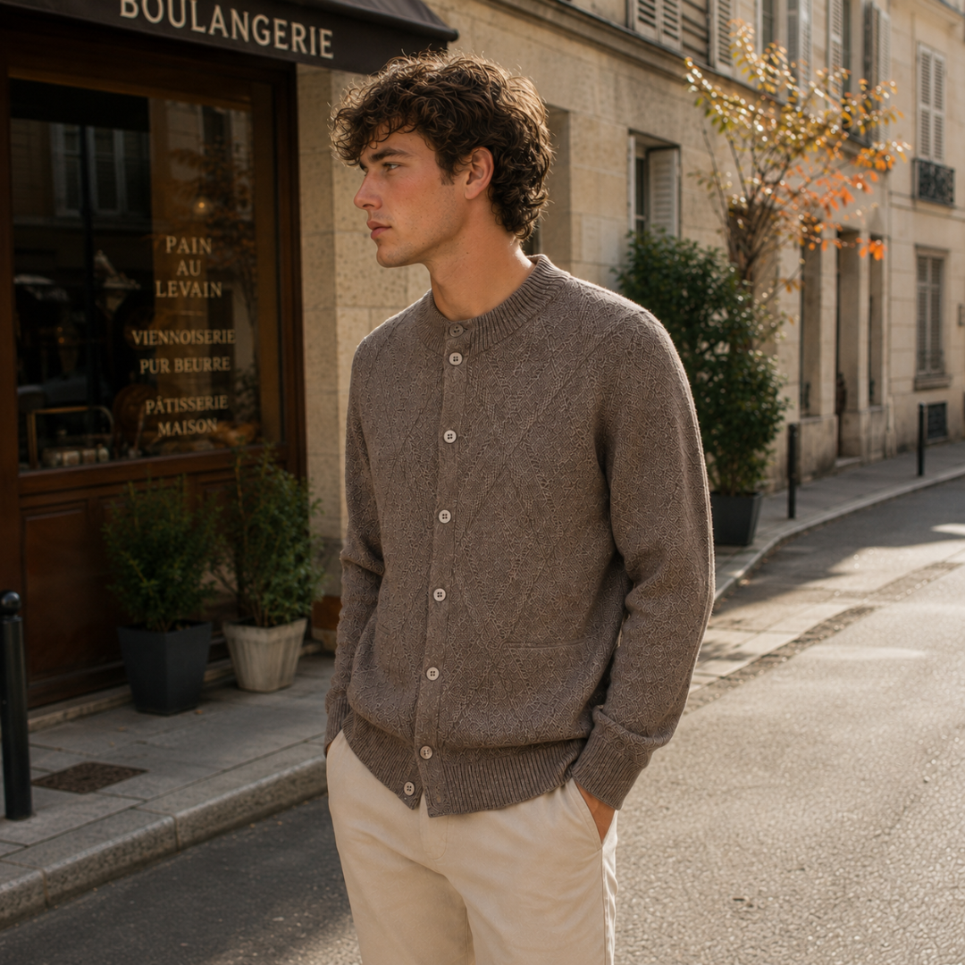 Cardigan homme boutonné camel porté en ville, col rond et motifs losanges
