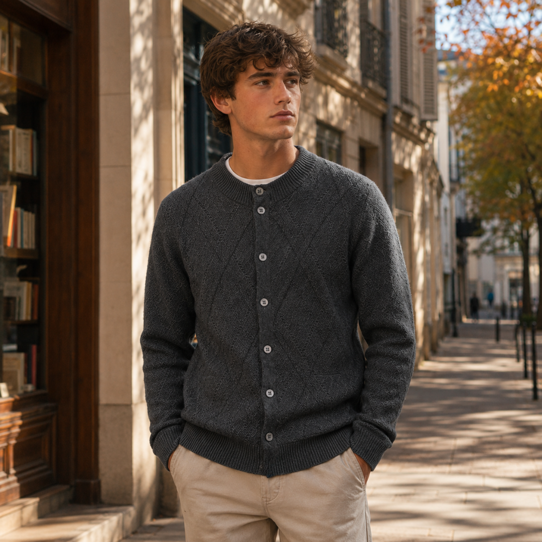 Cardigan homme boutonné gris anthracite, motifs losanges et tee-shirt blanc dessous