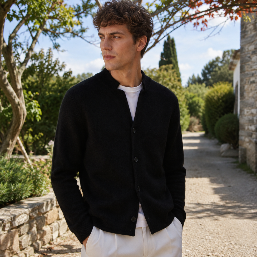 Cardigan homme noir à col montant et fermeture boutonnée, porté ouvert sur T-shirt blanc