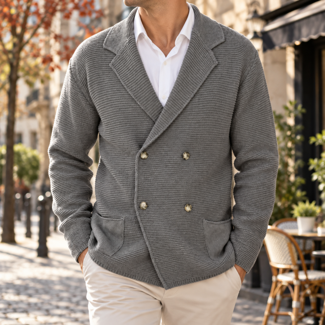 Cardigan homme gris croisé avec col à revers et deux poches plaquées