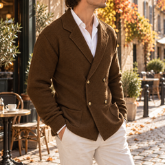 Cardigan homme marron porté ouvert sur chemise blanche, boutons clairs visibles