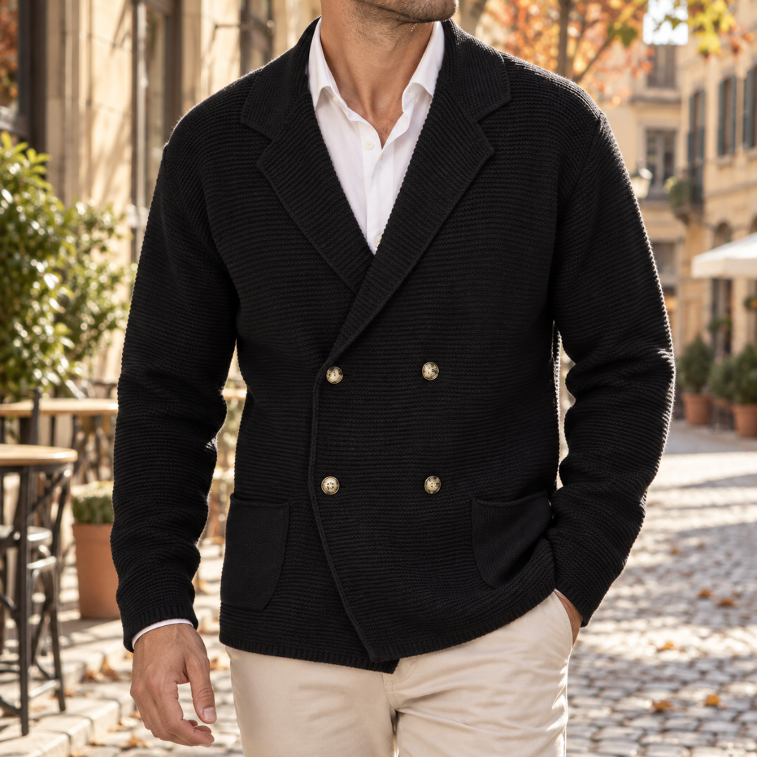 Cardigan homme noir croisé à revers crantés porté sur chemise blanche