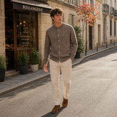 Silhouette entière : cardigan camel boutonné associé à un pantalon écru