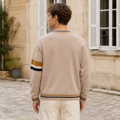 Dos du cardigan beige avec bas côtelé rayé et bande sur la manche