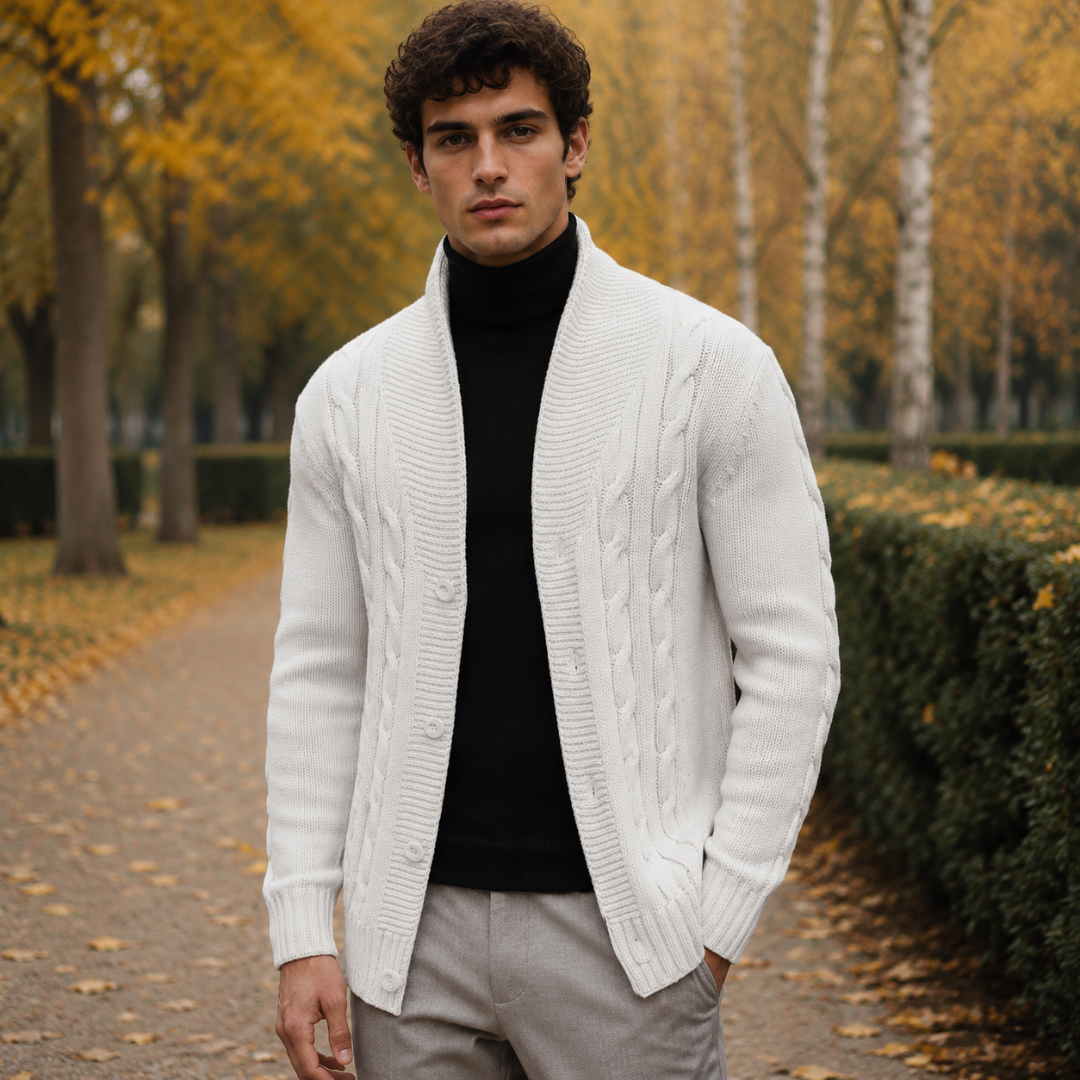 Cardigan homme blanc à maille torsadée et col châle porté ouvert