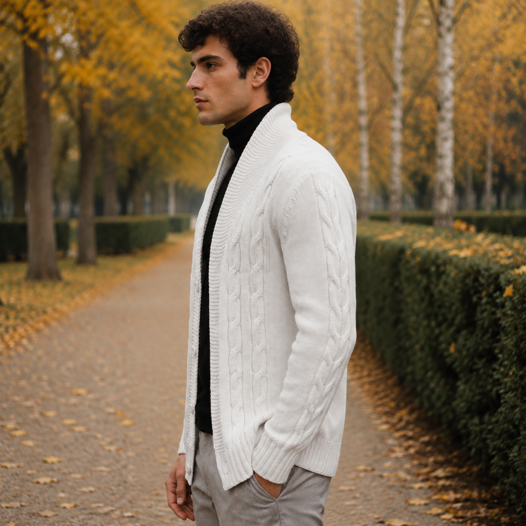 Vue de profil du cardigan blanc homme aux torsades sur la manche