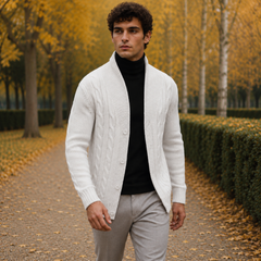 Cardigan blanc homme en maille torsadée porté sur un col roulé noir