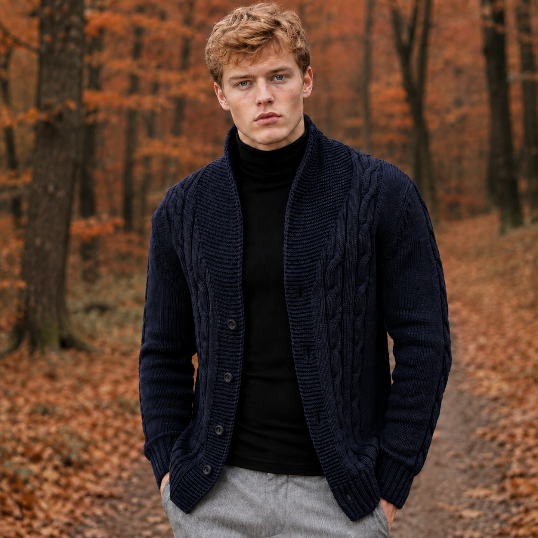 Cardigan homme bleu marine à col châle et maille torsadée en forêt