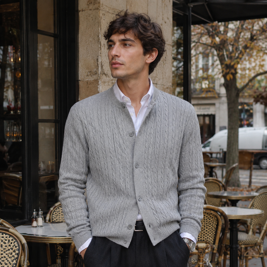 Cardigan homme gris en maille torsadée, boutonné, porté sur une chemise blanche