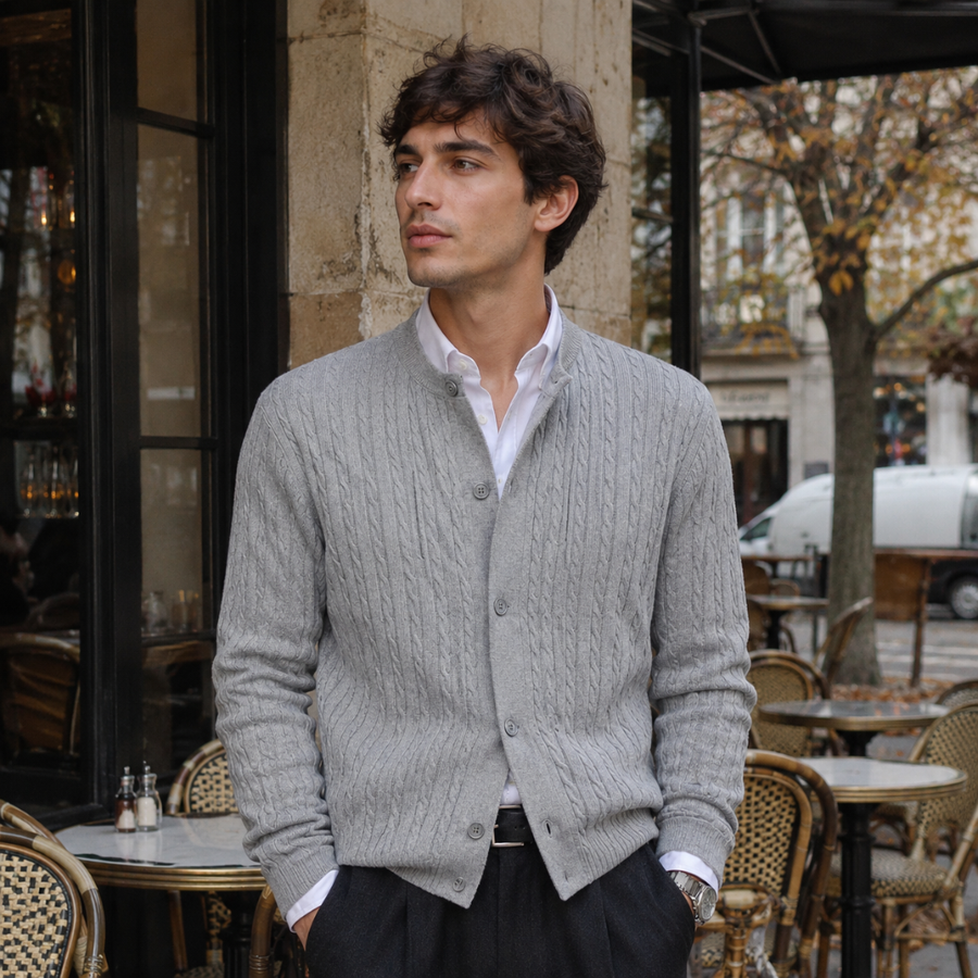Cardigan homme gris en maille torsadée, boutonné, porté sur une chemise blanche