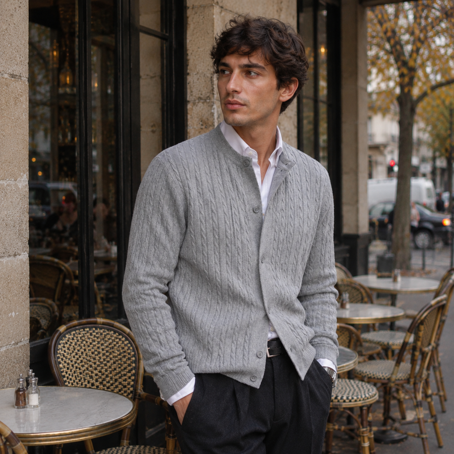 Cardigan gris à col montant et boutons, manches longues, vue de trois quarts