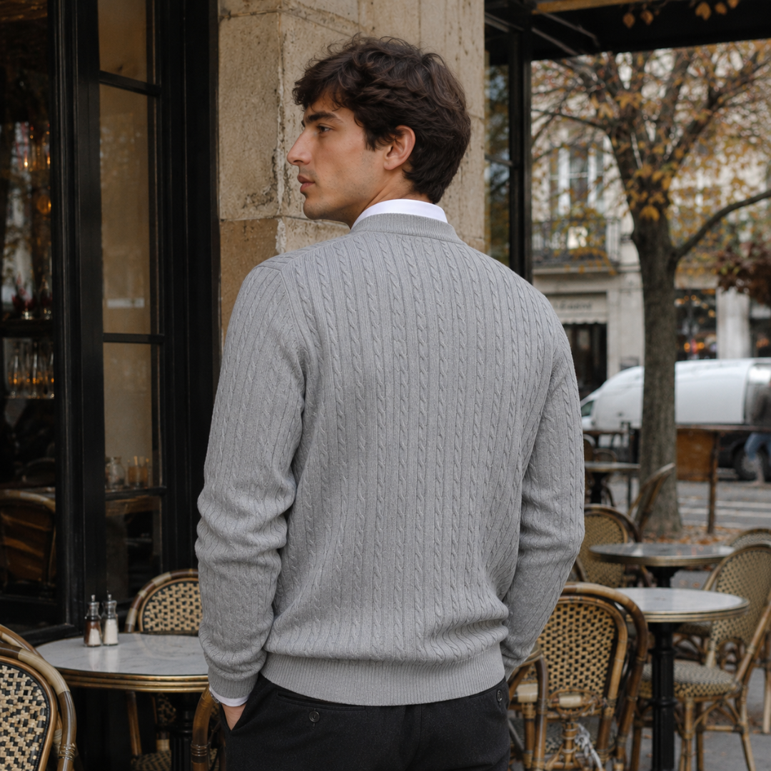 Dos du cardigan homme gris montrant les torsades verticales et le bas côtelé