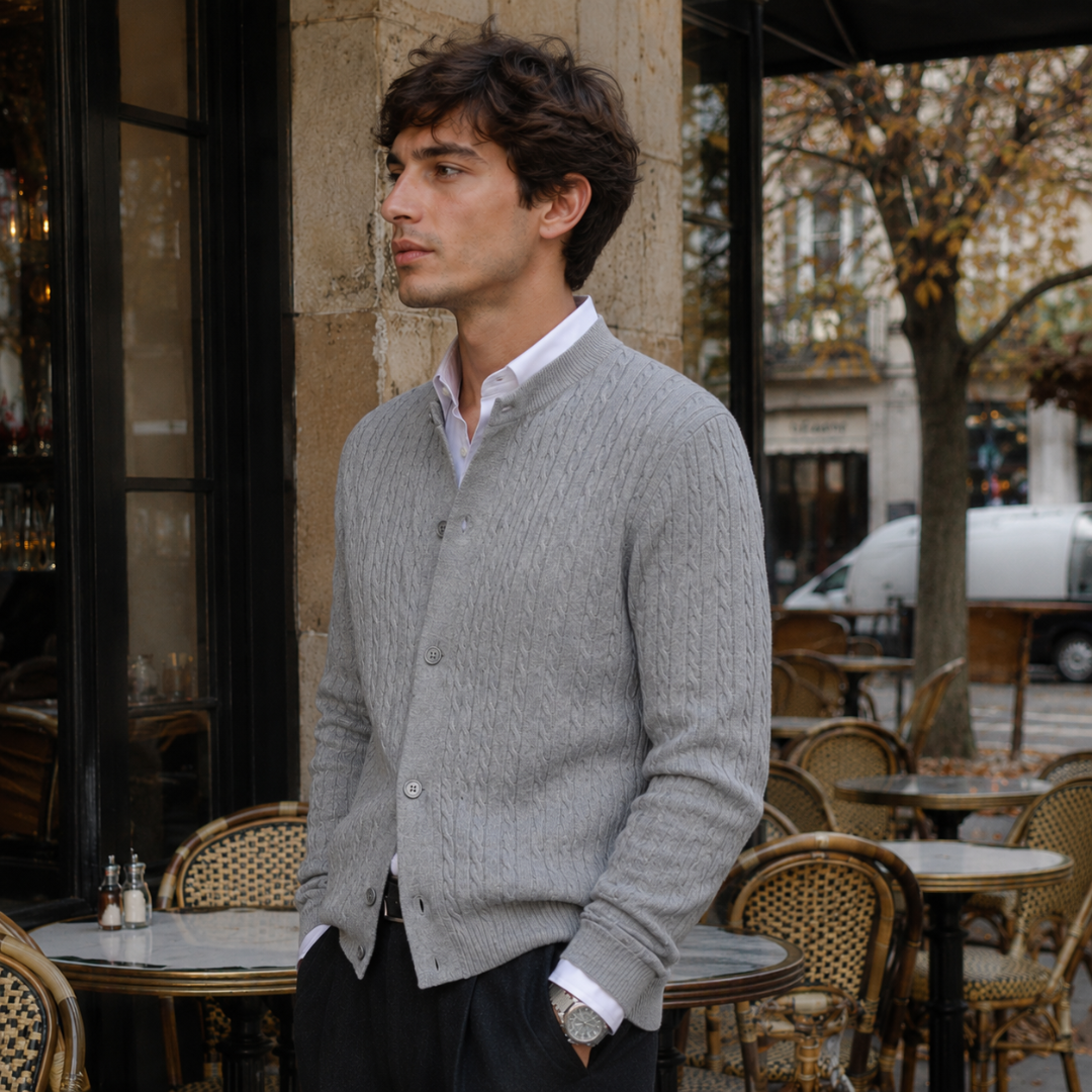 Cardigan gris boutonné avec poignets côtelés, porté avec un pantalon foncé